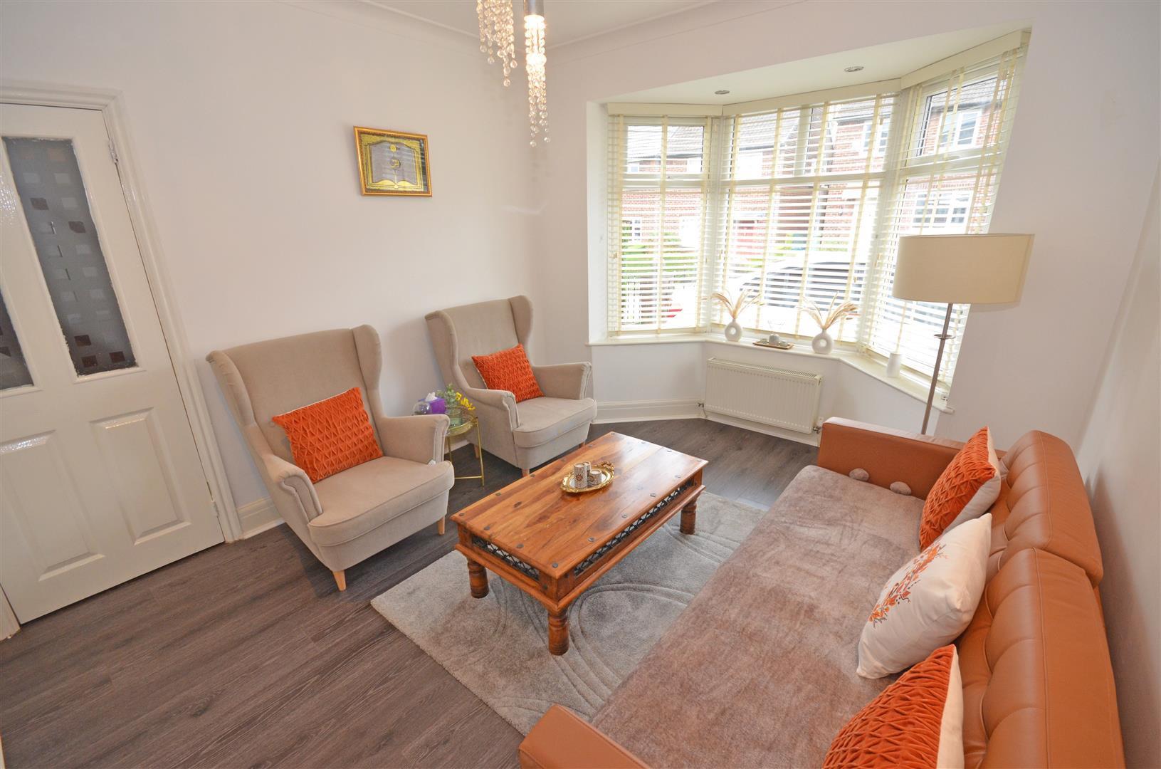 4 bed house - semi-detached in Hutton Avenue, Cockbrook, Ashton Under Lyne – photo 5